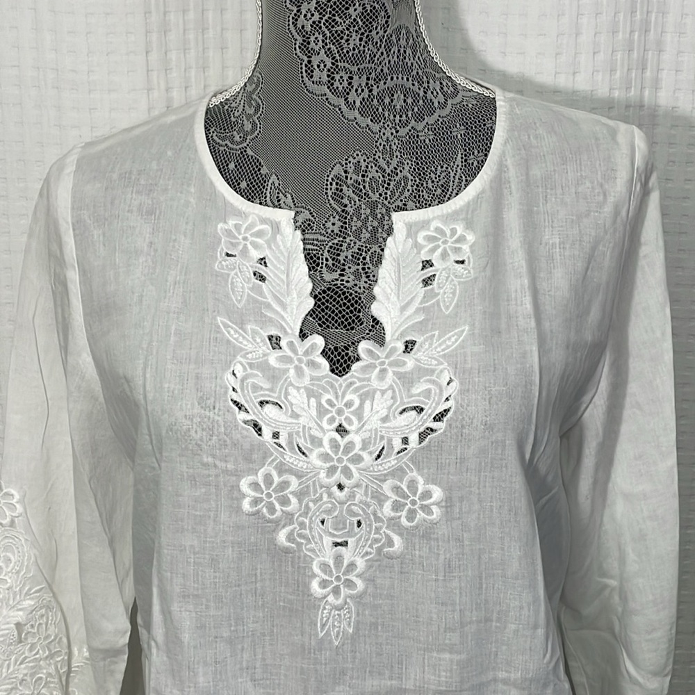 J. Jill linen blend white floral embroidered blouse. 3/4 sleeves. Split hem. EUC - Picture 2 of 7